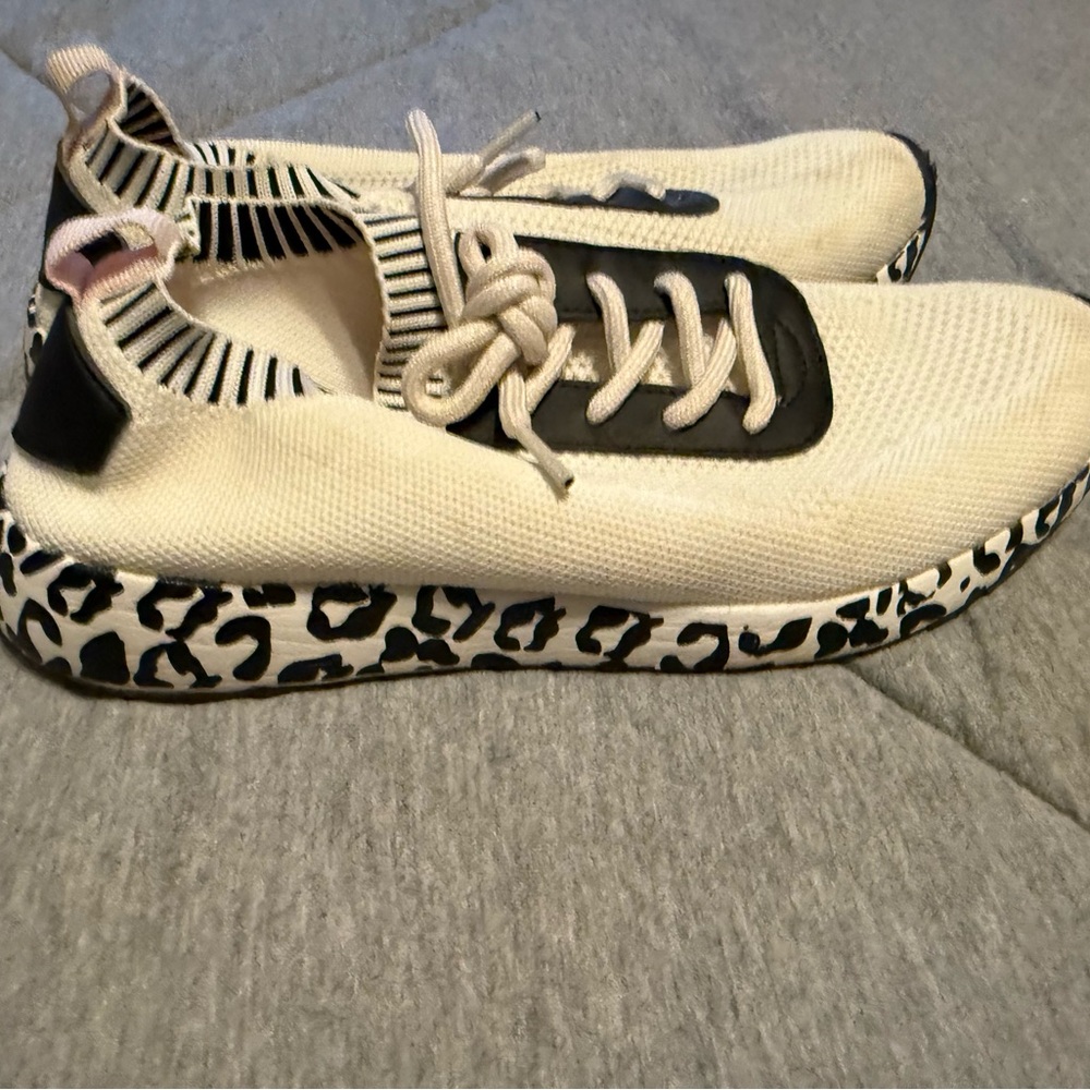 True Craft Women's White and Black Patterned Sneakers
